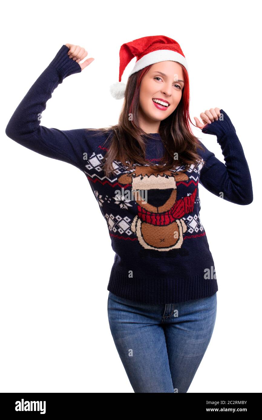 Belle jeune fille souriante portant un chapeau de Noël et un chandail, levant les mains en célébration, isolée sur fond blanc. Noël et New Ye Banque D'Images