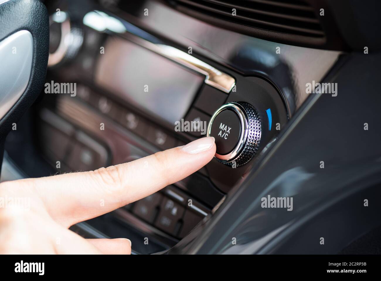 Panneau de commande de climatisation, système de refroidissement de la  voiture. Le doigt appuie sur le bouton AC Photo Stock - Alamy