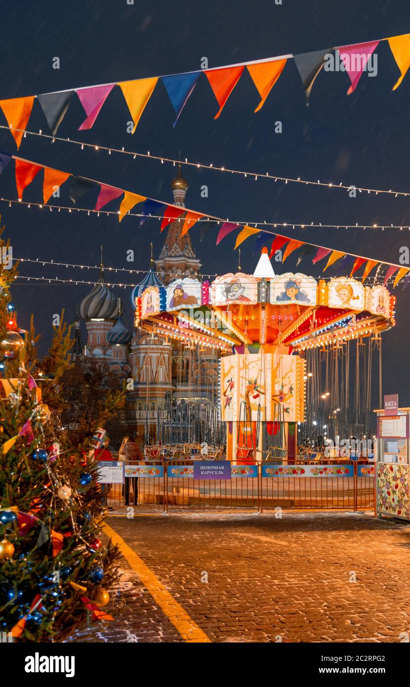 Moscou, Russie, 05 décembre 2017 : Noël à Moscou. Carrousel de Noël lumineux dans la capitale de la Russie. Marché de Noël sur r Banque D'Images