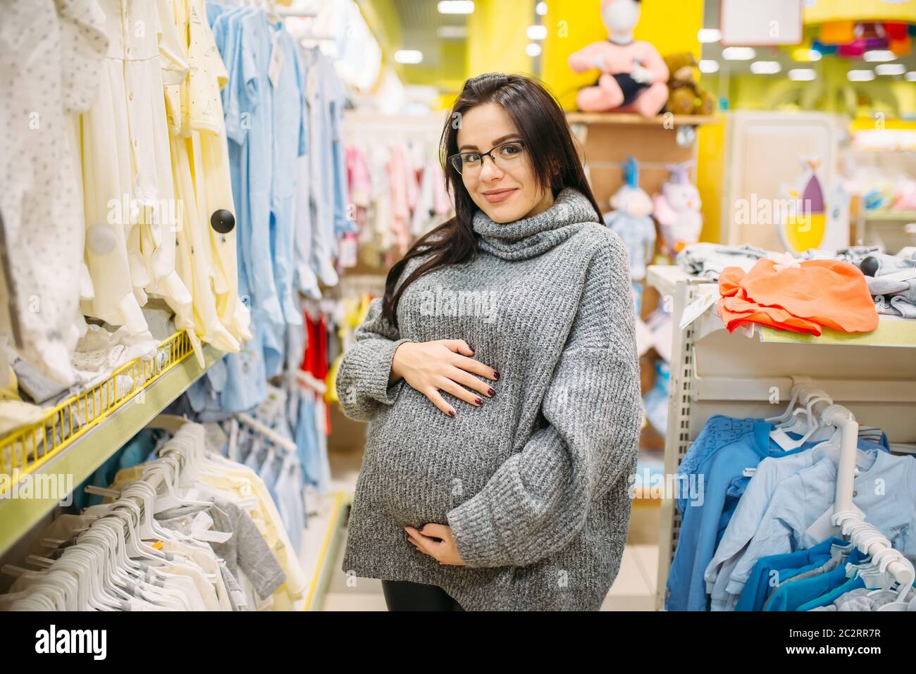 Achat de vêtements femme enceinte dans le magasin pour les nouveau-nés.  Future maman en magasin de produits pour nourrissons Photo Stock - Alamy