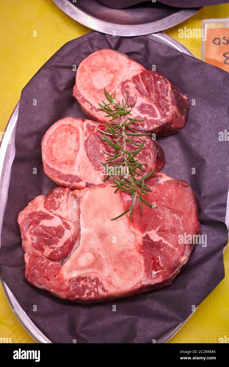 Coupes de viande de veau crues dans un comptoir froid avec étiquettes de prix prêtes à être vendues dans la boutique du boucher. Banque D'Images