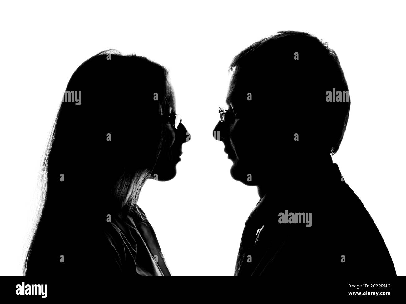 Silhouette d'heureux couple aimant à l'autre Banque D'Images