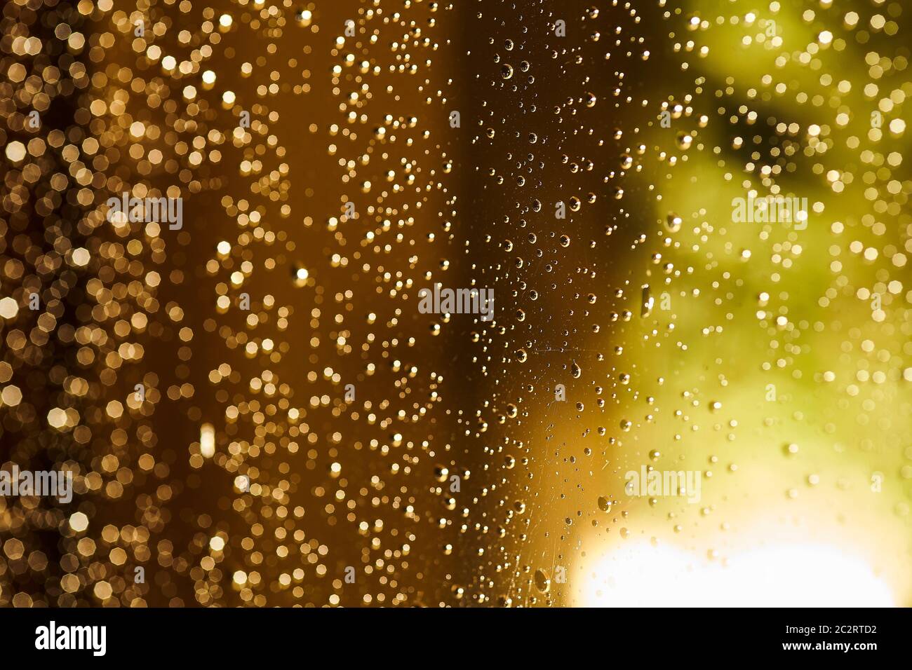 La texture de l'eau tombe par la pluie au-dessus de la fenêtre Banque D'Images