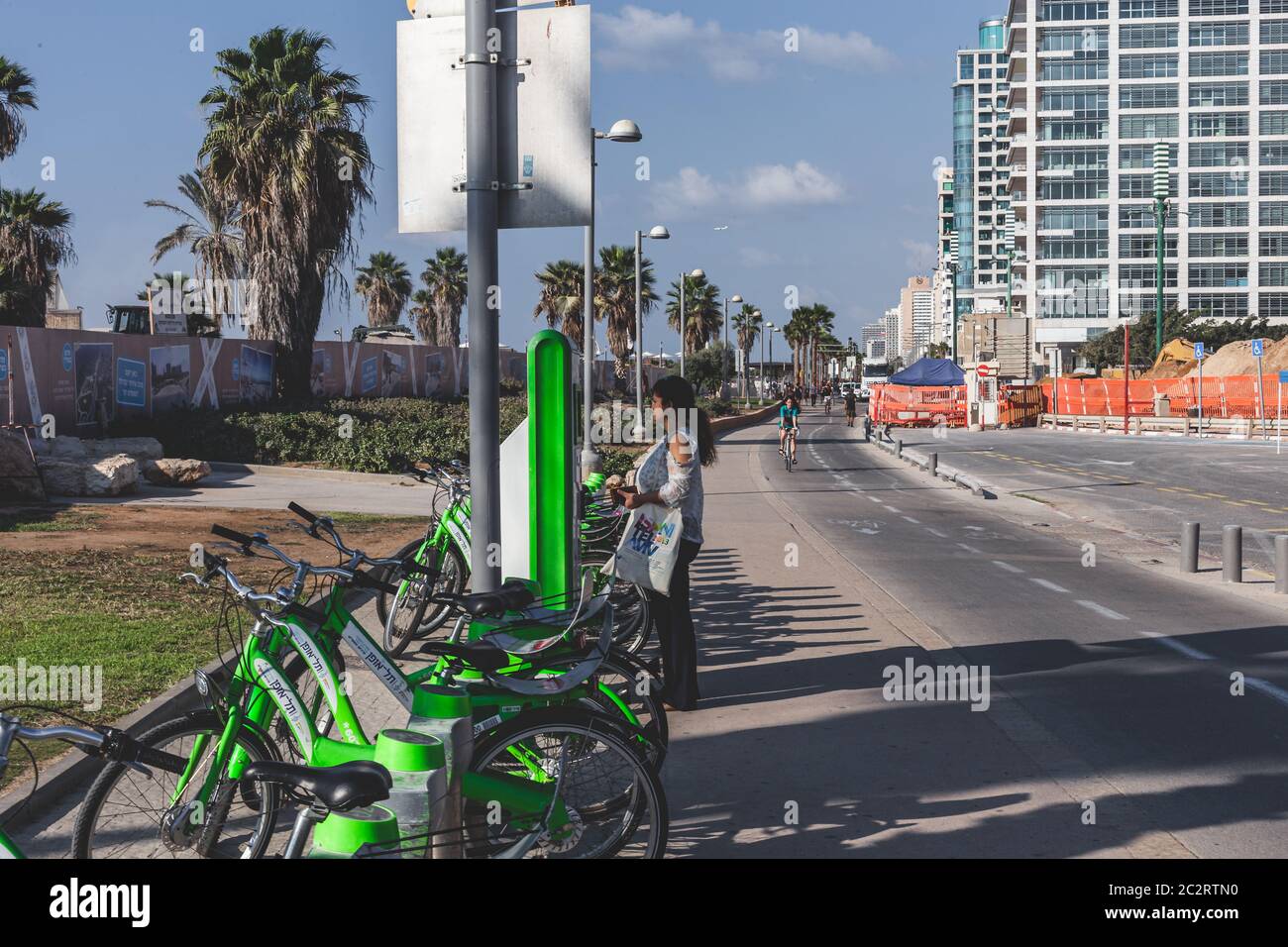 Tel Aviv/Israël-10/10/18: Station d'accueil de partage de vélos tel-O-Fun et terminal dans une rue de tel Aviv. Tel-O-Fun est un service de partage de vélos p Banque D'Images