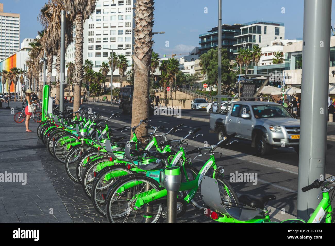 Tel Aviv/Israël-10/10/18: Station d'accueil de partage de vélos tel-O-Fun et terminal dans une rue de tel Aviv. Tel-O-Fun est un service de partage de vélos p Banque D'Images
