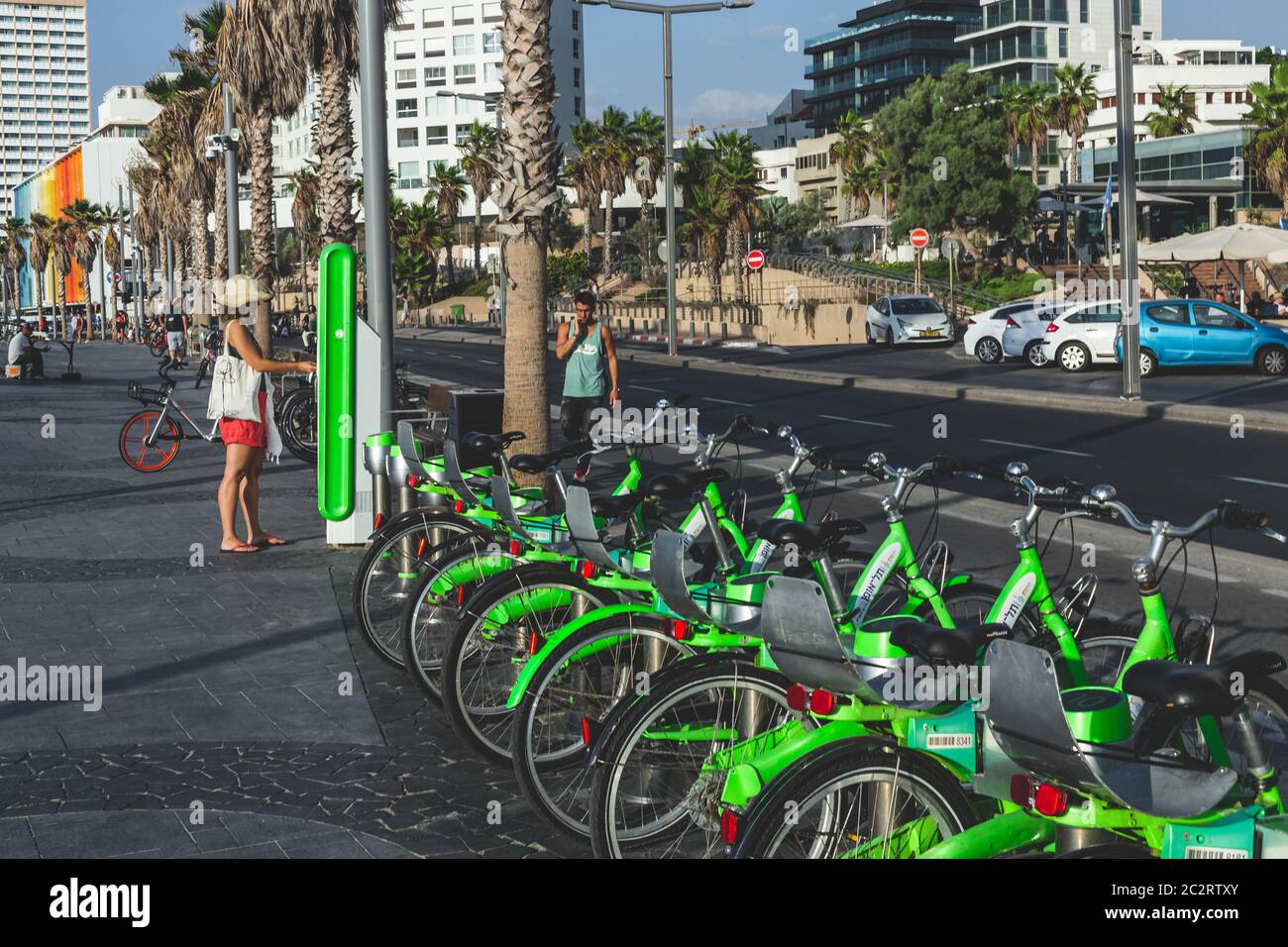 Tel Aviv/Israël-10/10/18: Station d'accueil de partage de vélos tel-O-Fun et terminal dans une rue de tel Aviv. Tel-O-Fun est un service de partage de vélos p Banque D'Images