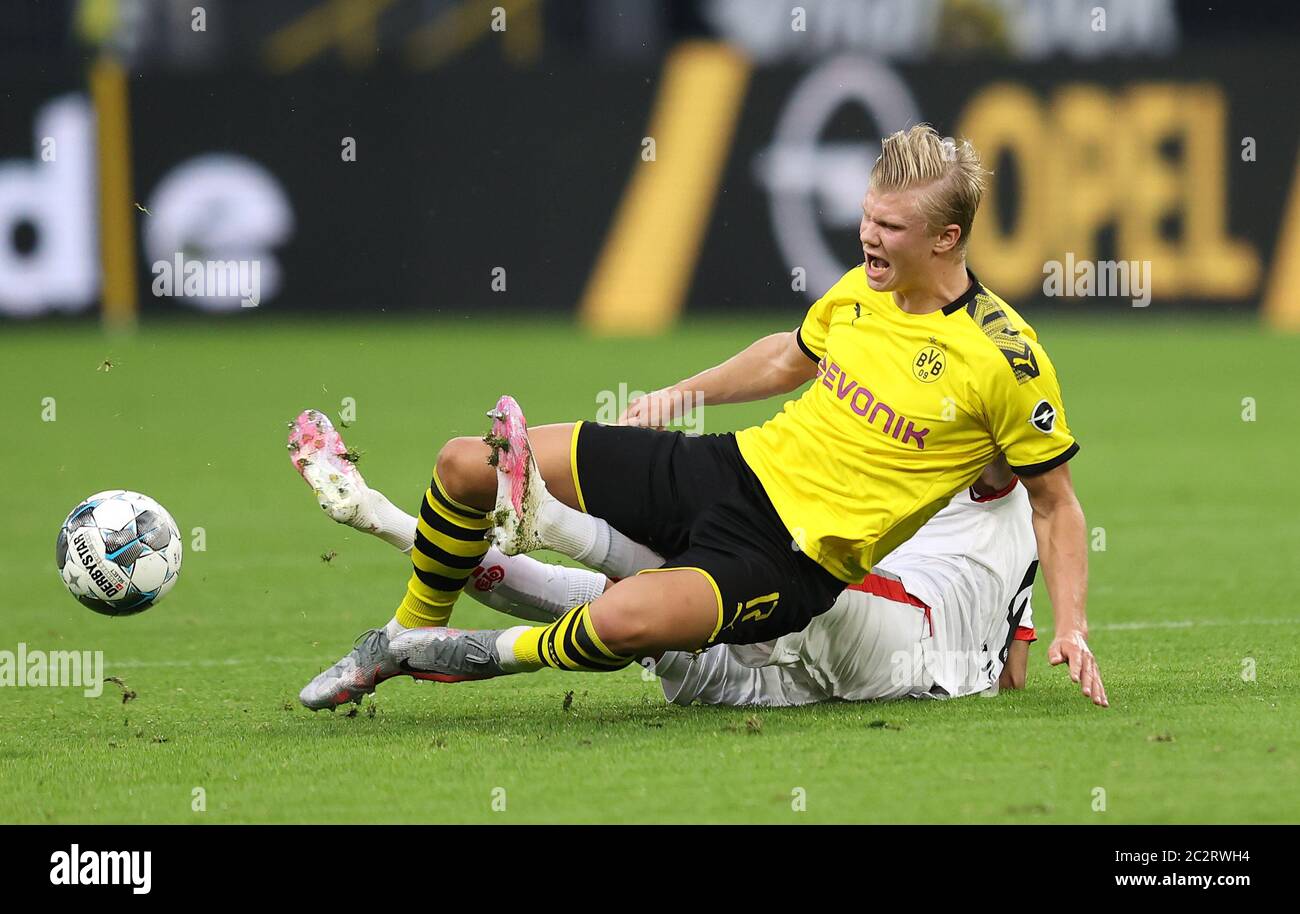 Dortmund, Allemagne, 17 juin 2020, Zweikampf , Duell , BVB Erling Håland , Haland , Haaland , FSV Jerry St. juste , au match 1.Bundesliga BORUSSIA DORTMUND - 1.FSV MAINZ 05 en saison 2019/2020 am match jour 32. BVB Foto: © Peter Schatz / Alay Live News / Jürgen Fromme / firosportphoto / POOL - les RÈGLEMENTS DFL INTERDISENT TOUTE UTILISATION DE PHOTOGRAPHIES comme SÉQUENCES D'IMAGES et/ou QUASI-VIDÉO - agences de presse nationales et internationales HORS usage éditorial SEULEMENT Banque D'Images