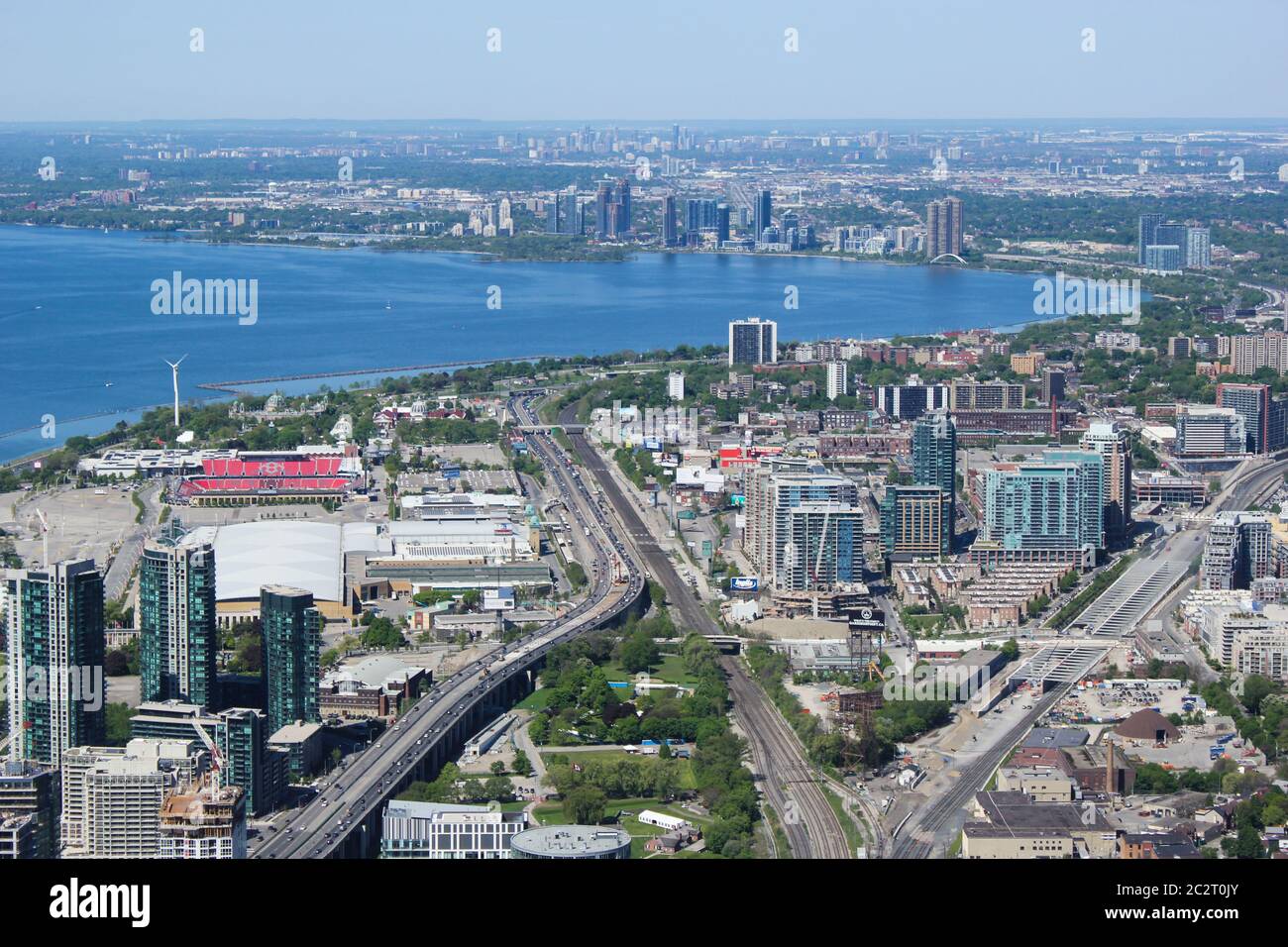 Toronto Cityscape de la Tour CN avec des bâtiments, des rues, des chemins de fer et le lac Ontario, Ontario, Canada Banque D'Images