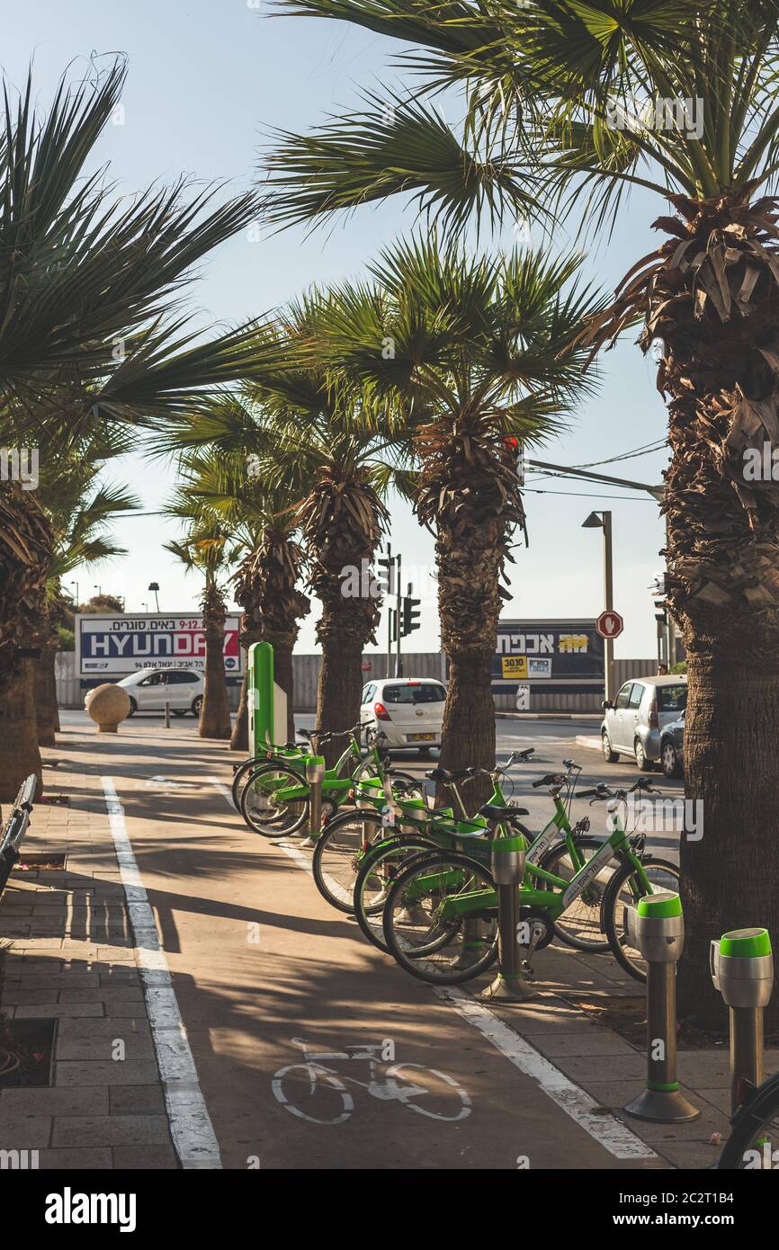 Tel Aviv/Israël-12/10/18: Station d'accueil de partage de vélos tel-O-Fun et terminal dans une rue de tel Aviv. Tel-O-Fun est un service de partage de vélos p Banque D'Images