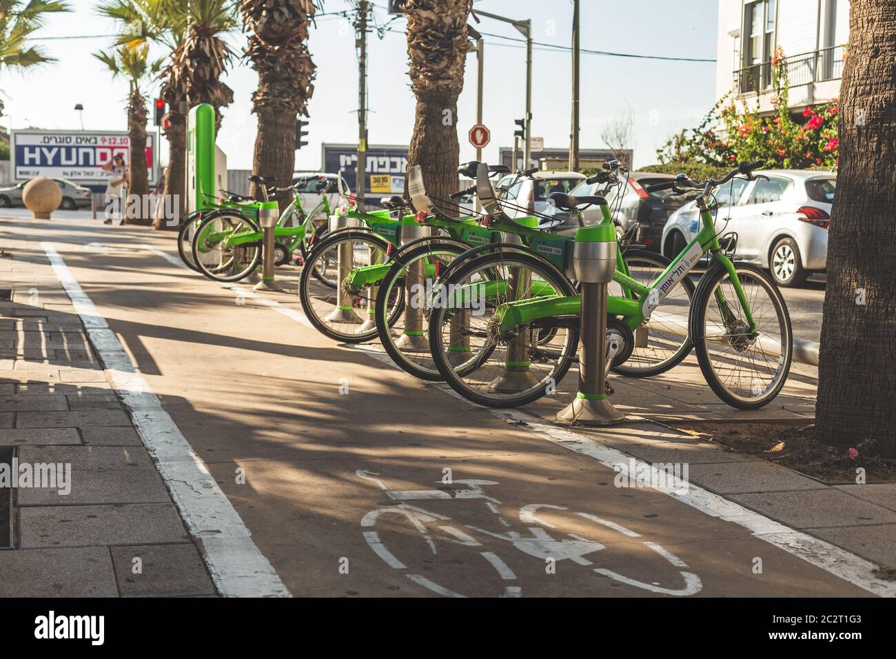 Tel Aviv/Israël-12/10/18: Station d'accueil de partage de vélos tel-O-Fun et terminal dans une rue de tel Aviv. Tel-O-Fun est un service de partage de vélos p Banque D'Images