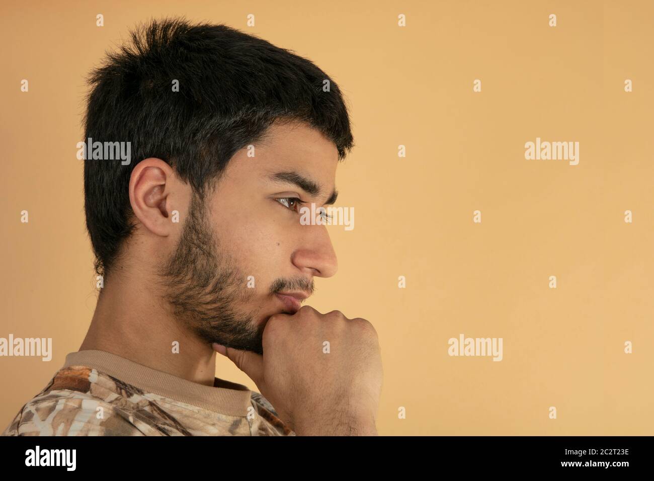 Jeune homme sympathique sur fond beige Banque D'Images