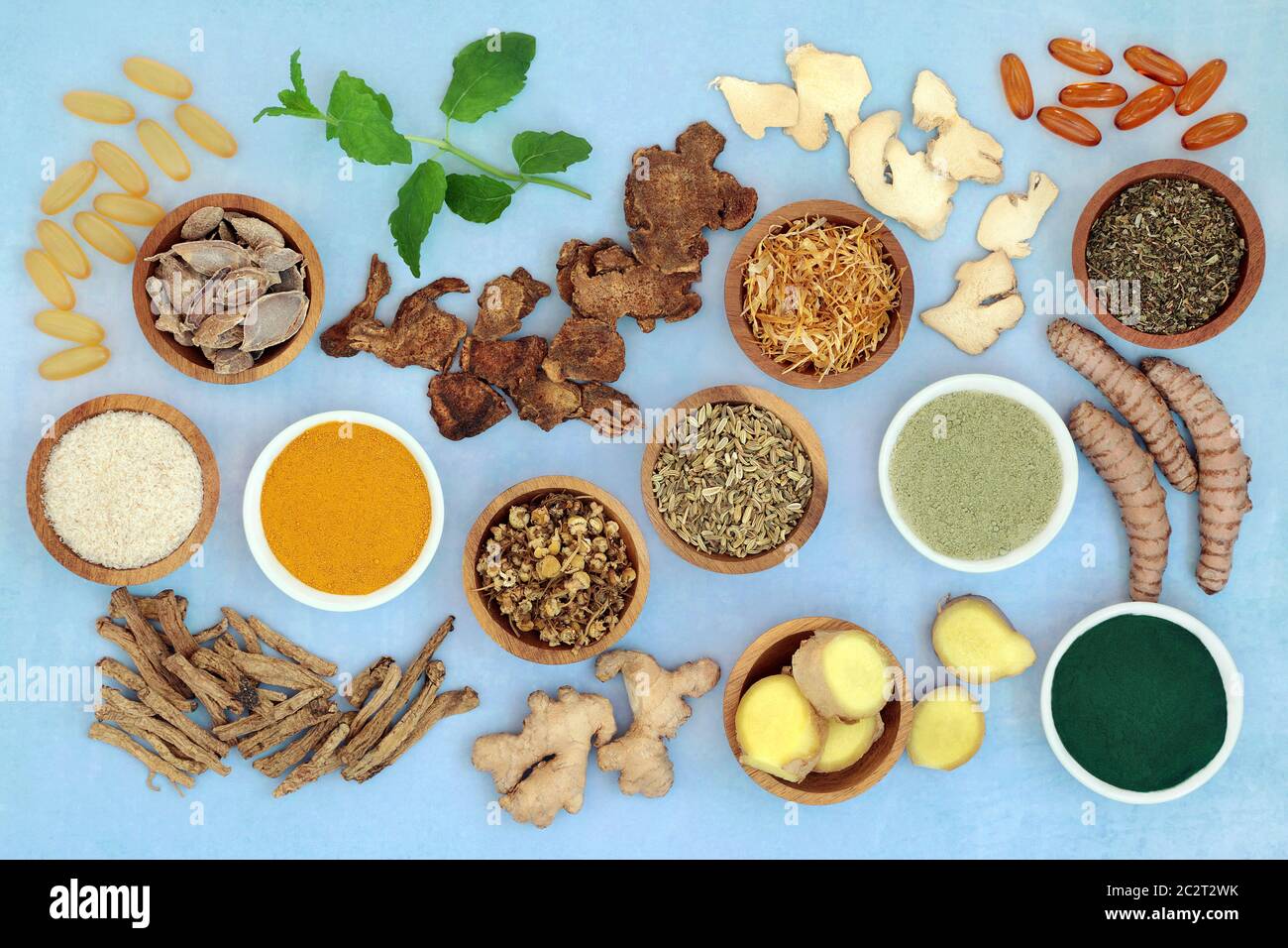 Herbes et épices utilisées en médecine chinoise pour traiter le syndrome du côlon irritable avec des poudres de supplément, des capsules d'onagre et d'huile de poisson. Banque D'Images