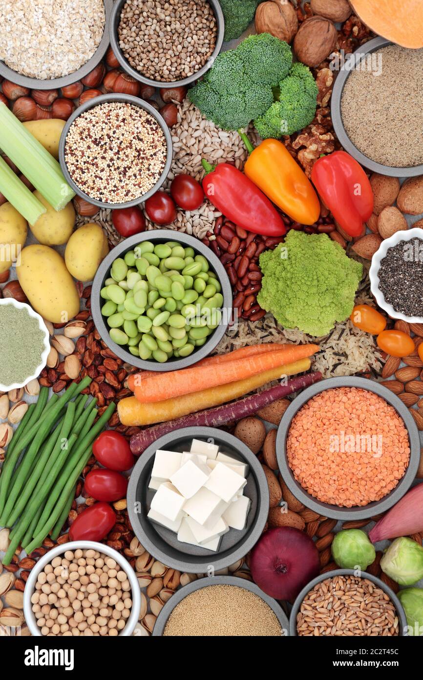 Aliments végétaliens pour une bonne santé et une alimentation éthique avec des aliments riches en protéines, vitamines, minéraux, anthocyanines, antioxydants et fibres alimentaires. Banque D'Images