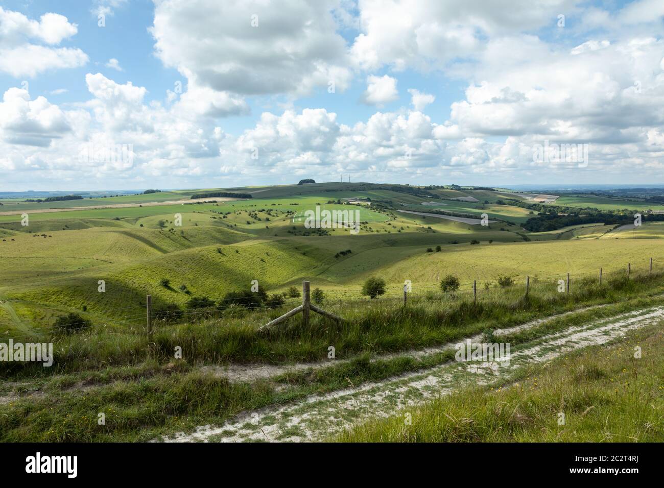 Vues sur les craies Wiltshire Downs depuis Cherhill Oldbury Castle Hill fort, Cherhill, Wiltshire, Angleterre. Banque D'Images