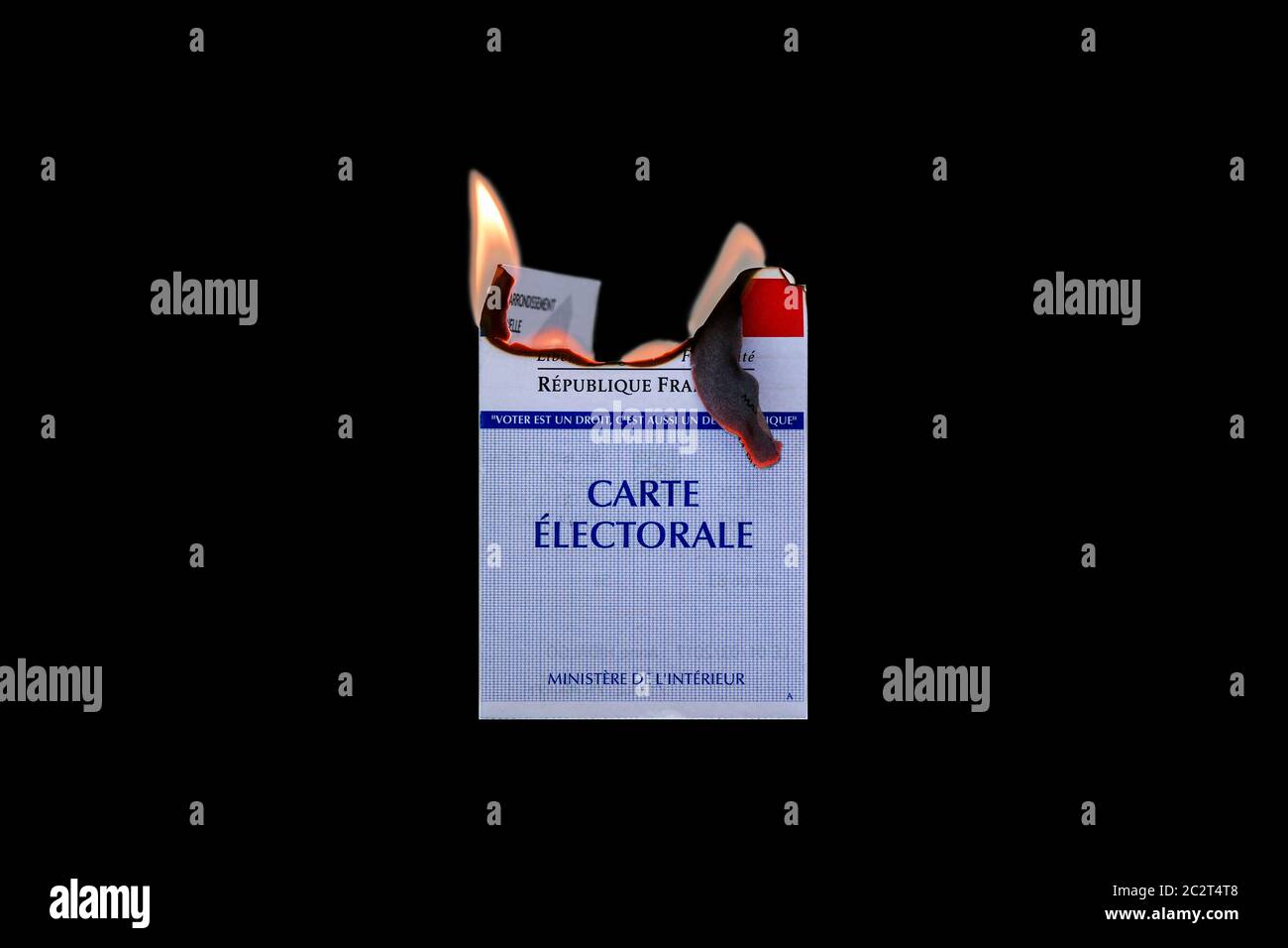 Carte électorale officielle française en feu symbolisant la protestation et la subversion, isolée sur fond noir. Banque D'Images
