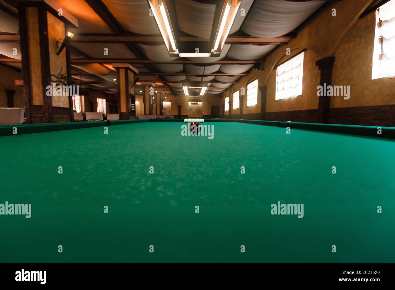 Table de billard avec boules préparées pour le jeu Banque D'Images