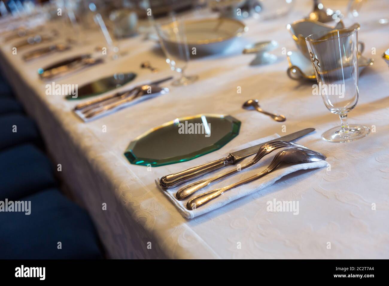 Table à manger avec des plats, musée de l'Europe, personne. L'architecture européenne et le style ancien Banque D'Images