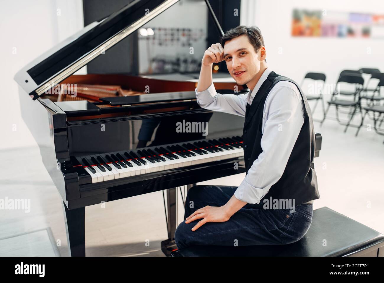 Pianiste professionnel au piano à queue noir classique, spectacle en  studio. L'interprète pose au clavier royal, instrument de musique Photo  Stock - Alamy