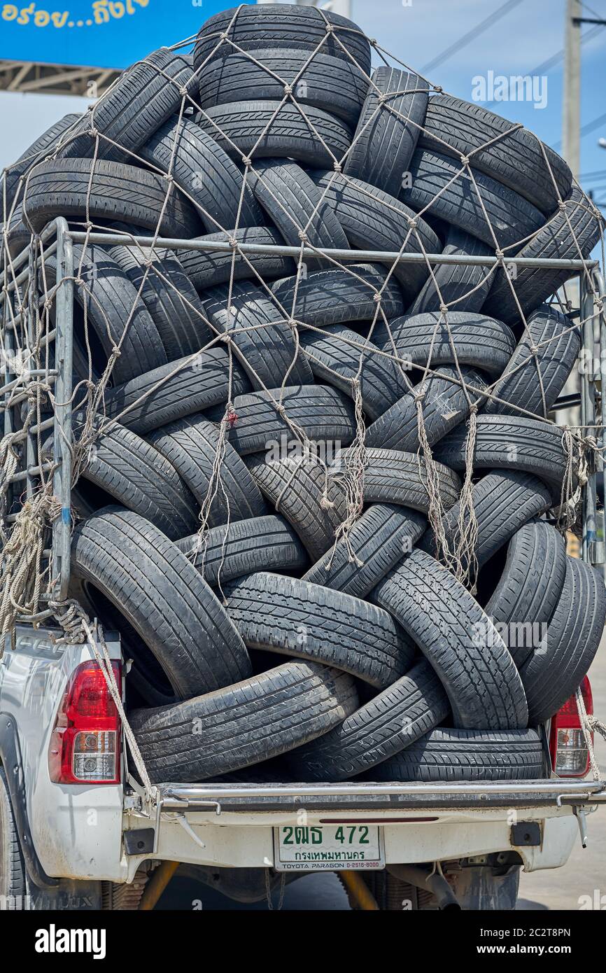 Un camion plein de pneus de voiture d'occasion. Banque D'Images
