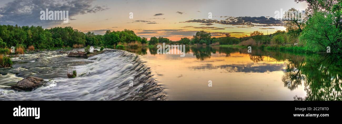 Belle vue sur le barrage sur la rivière Bug du Sud au coucher du soleil. Village d'Migiya, l'Ukraine, le long d'une soirée d'été Banque D'Images