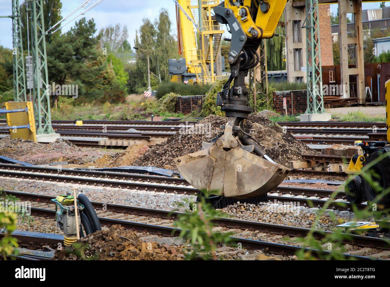 Site de construction ferroviaire à Köthen, les voies ferrées sont renouvelées et les mâts permutent Banque D'Images