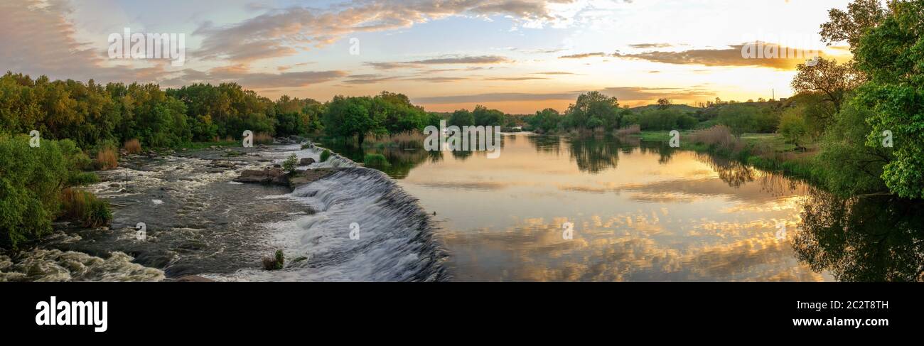 Belle vue sur le barrage sur la rivière Bug du Sud au coucher du soleil. Village d'Migiya, l'Ukraine, le long d'une soirée d'été Banque D'Images