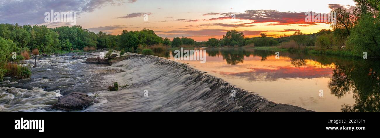 Belle vue sur le barrage sur la rivière Bug du Sud au coucher du soleil. Village d'Migiya, l'Ukraine, le long d'une soirée d'été Banque D'Images