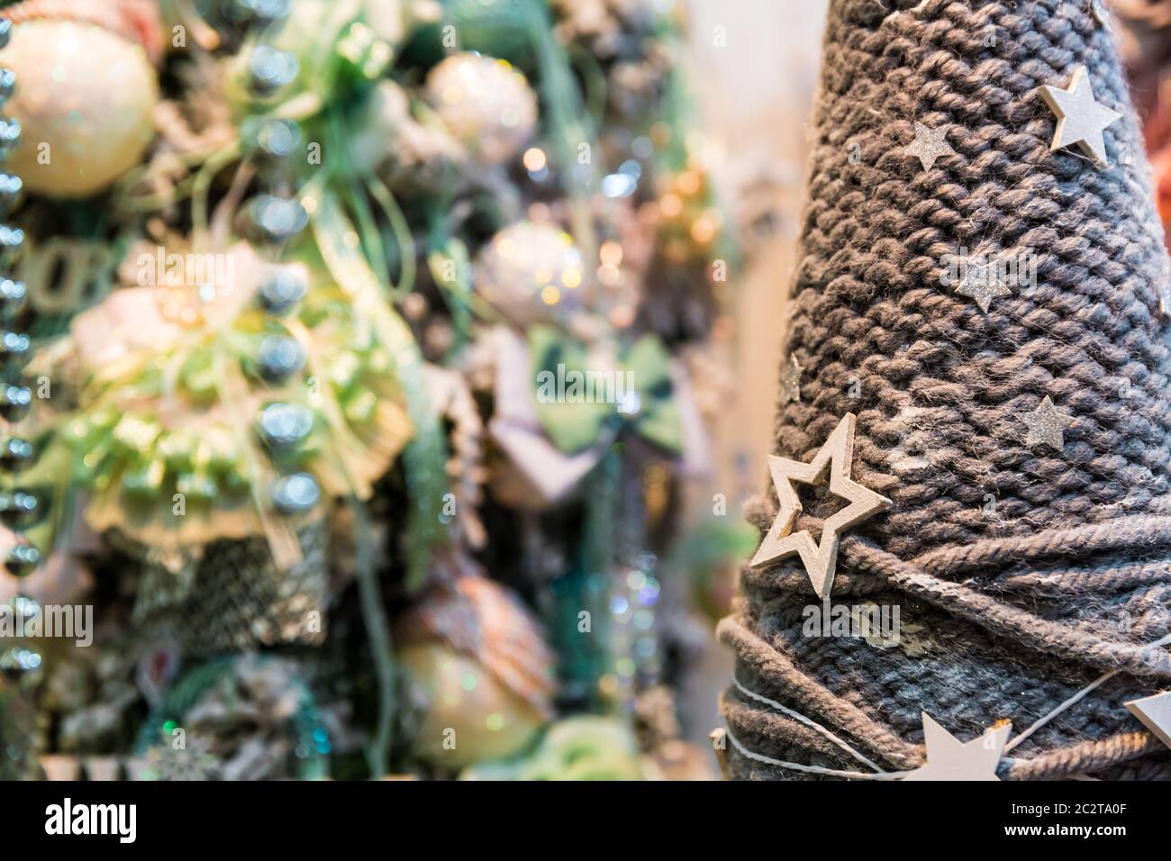 Décoration de Noël en gros plan. Chapeau de Noël avec étoiles, nouvel an. Fête des vacances d'hiver Banque D'Images