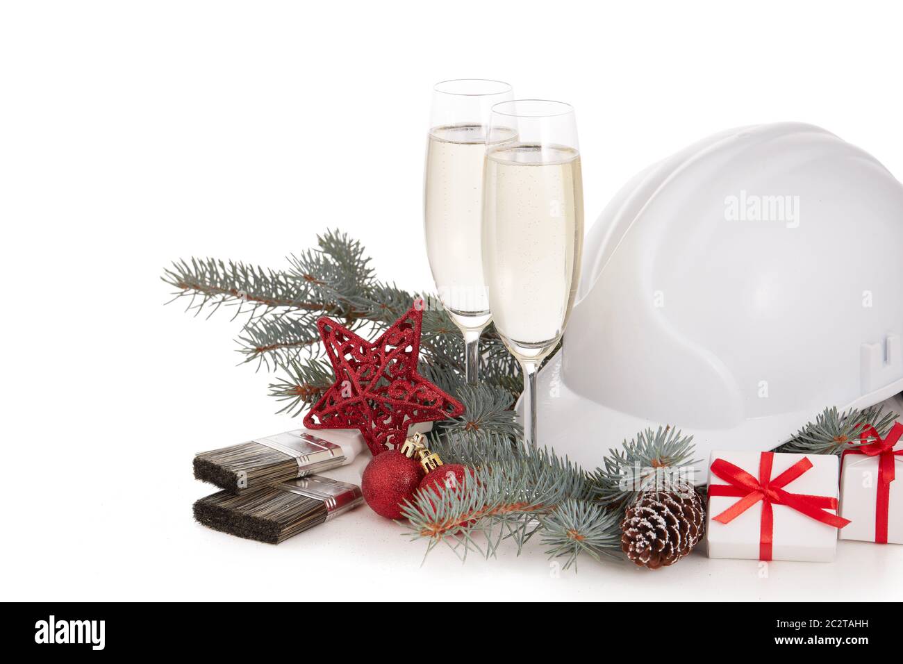 Construction casque de chantier, branches de sapin, deux verres avec  champagne, boîtes-cadeaux et décoration de Noël isolés sur fond blanc.  Nouvelle année et C Photo Stock - Alamy