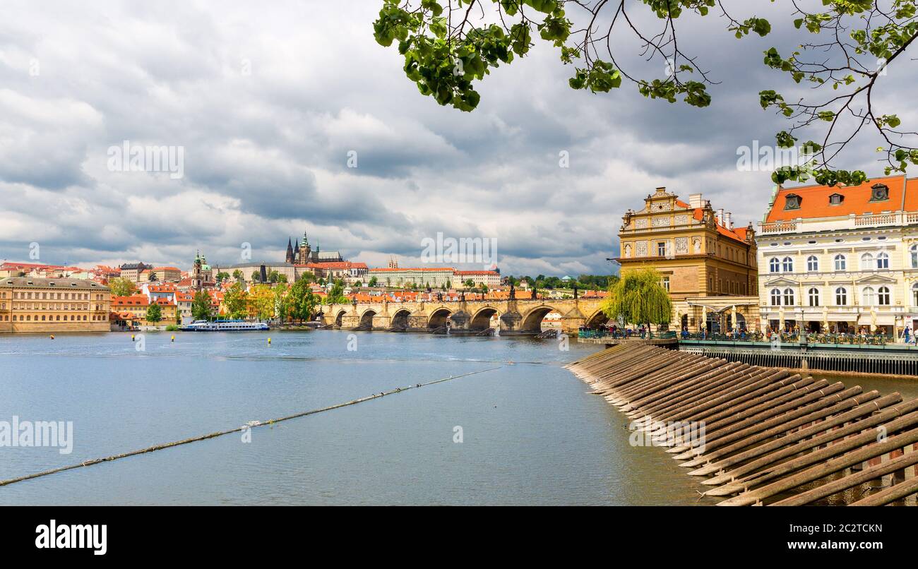 Vue latérale du pont Charles, Prague, République tchèque. Ville européenne, célèbre place pour voyages et tourisme Banque D'Images