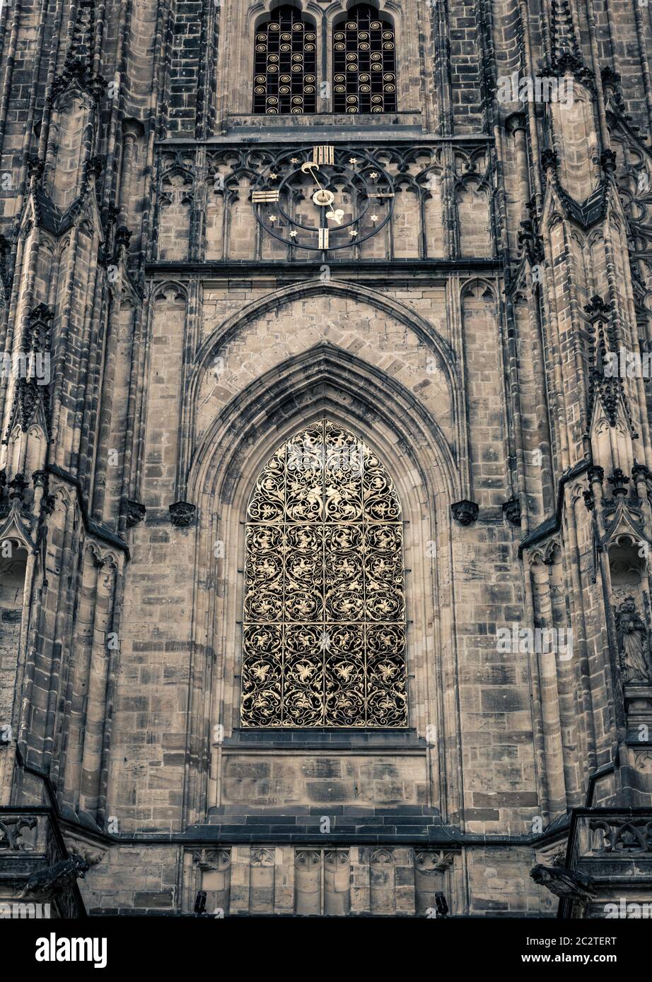 Immeuble ancien avec façade fenêtre bleue, vieille ville d'Europe. Tourisme et voyages d'été, l'Europe célèbre monument, popular places et rues Banque D'Images