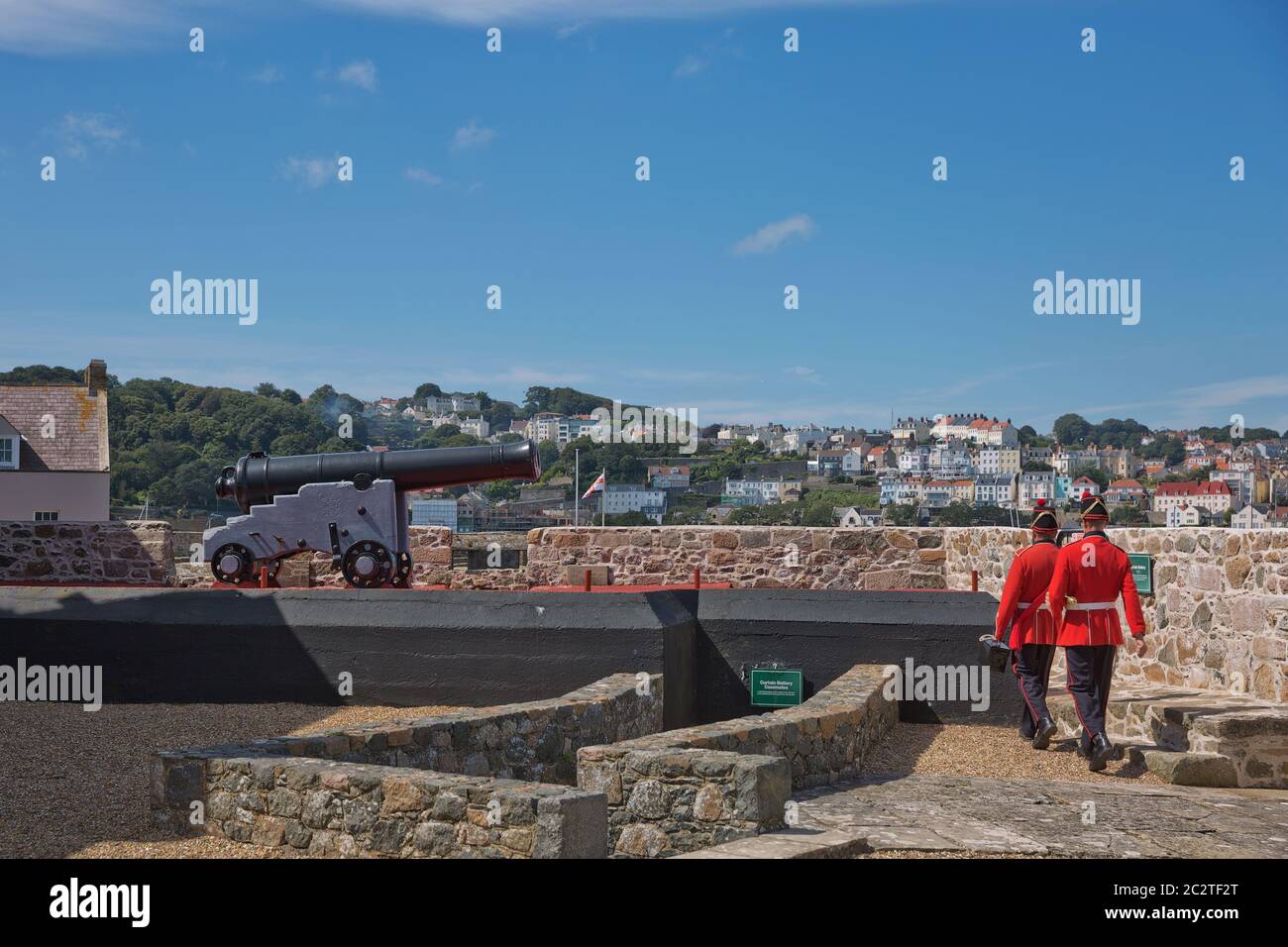 Les gardes tirent le fusil de midi au château de Cornet, au port Saint-Pierre, à Guernesey, aux îles Anglo-Normandes Banque D'Images