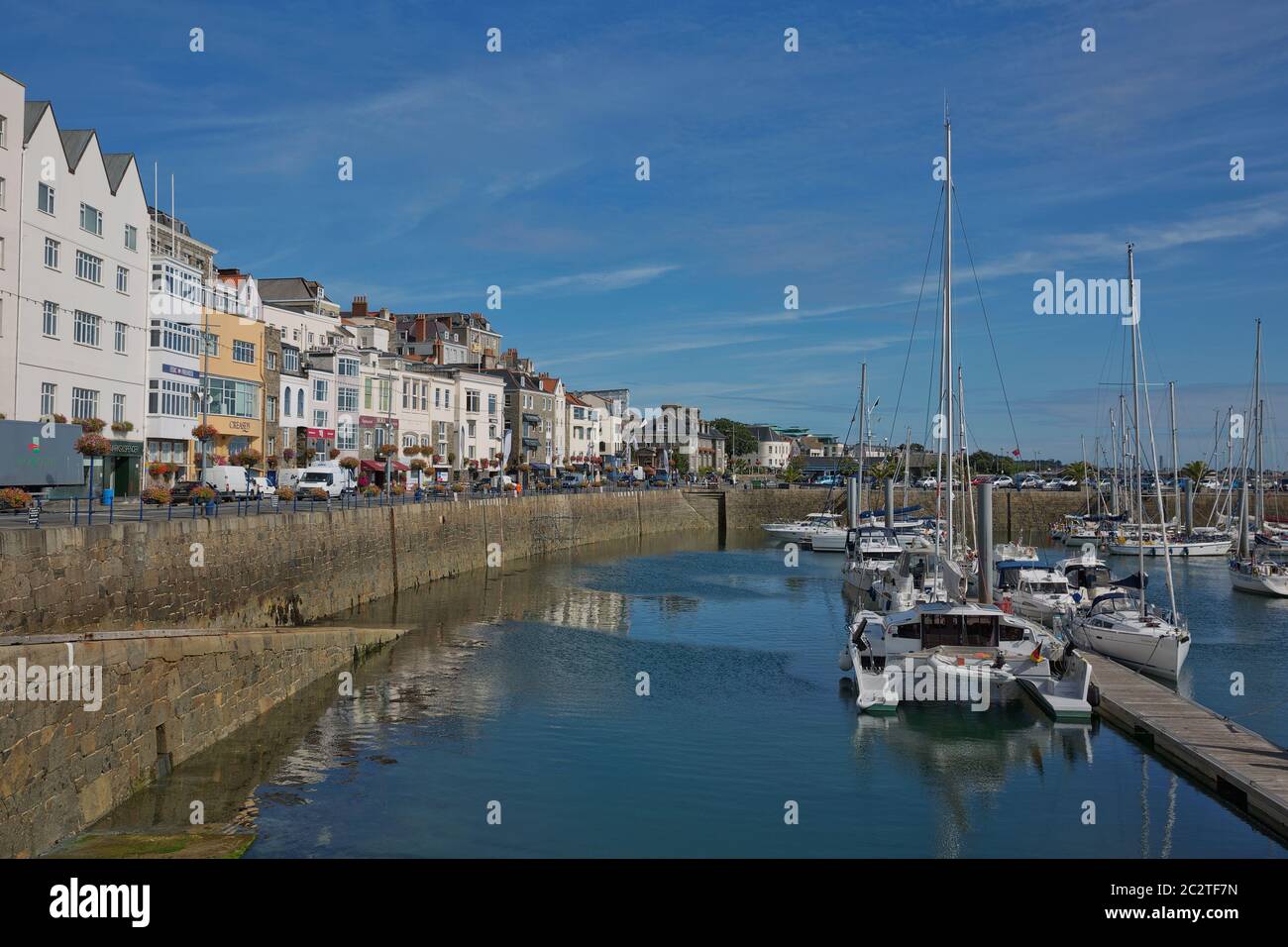 Vue panoramique sur une baie du port de Saint-Pierre à Guernesey, îles Anglo-Normandes, Royaume-Uni Banque D'Images