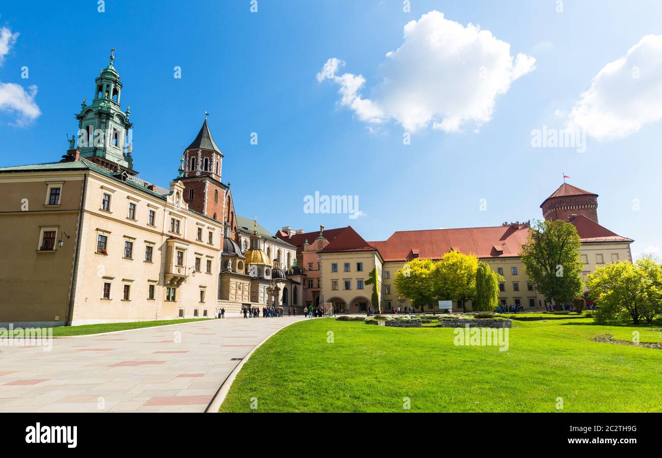 Cour du château de Wawel avec pelouse, vue panoramique, Cracovie, Pologne. Ville européenne avec l'architecture ancienne des bâtiments, célèbre place pour voyages et tourisme Banque D'Images