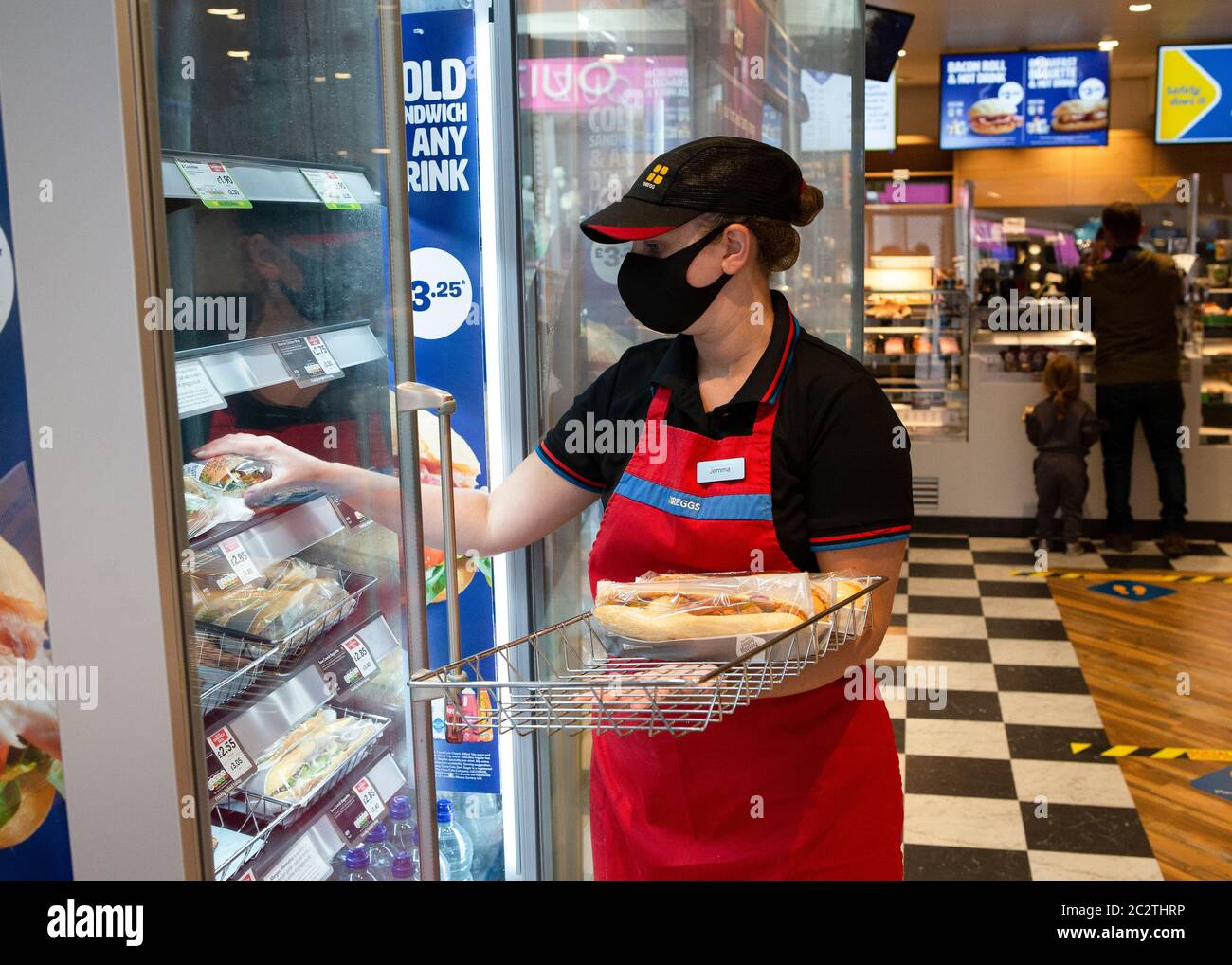 SOUTHEND ON SEA, ANGLETERRE, 18 juin - UN membre du personnel ajoute de la nourriture aux étagères, car la boulangerie Greggs rouvre 800 magasins à l'échelle nationale. Greggs a fermé toutes ses boulangeries en raison du confinement qui a été imposé dans tout le Royaume-Uni en raison de la pandémie COVID-19. (Crédit : Jacques Feeney | MI News) crédit : MI News & Sport /Alay Live News Banque D'Images