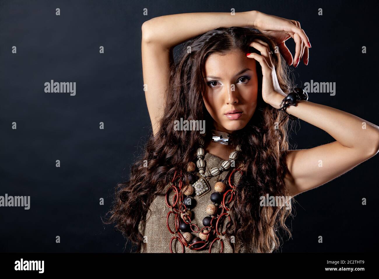 Jeune femme en vêtements ethniques Banque D'Images