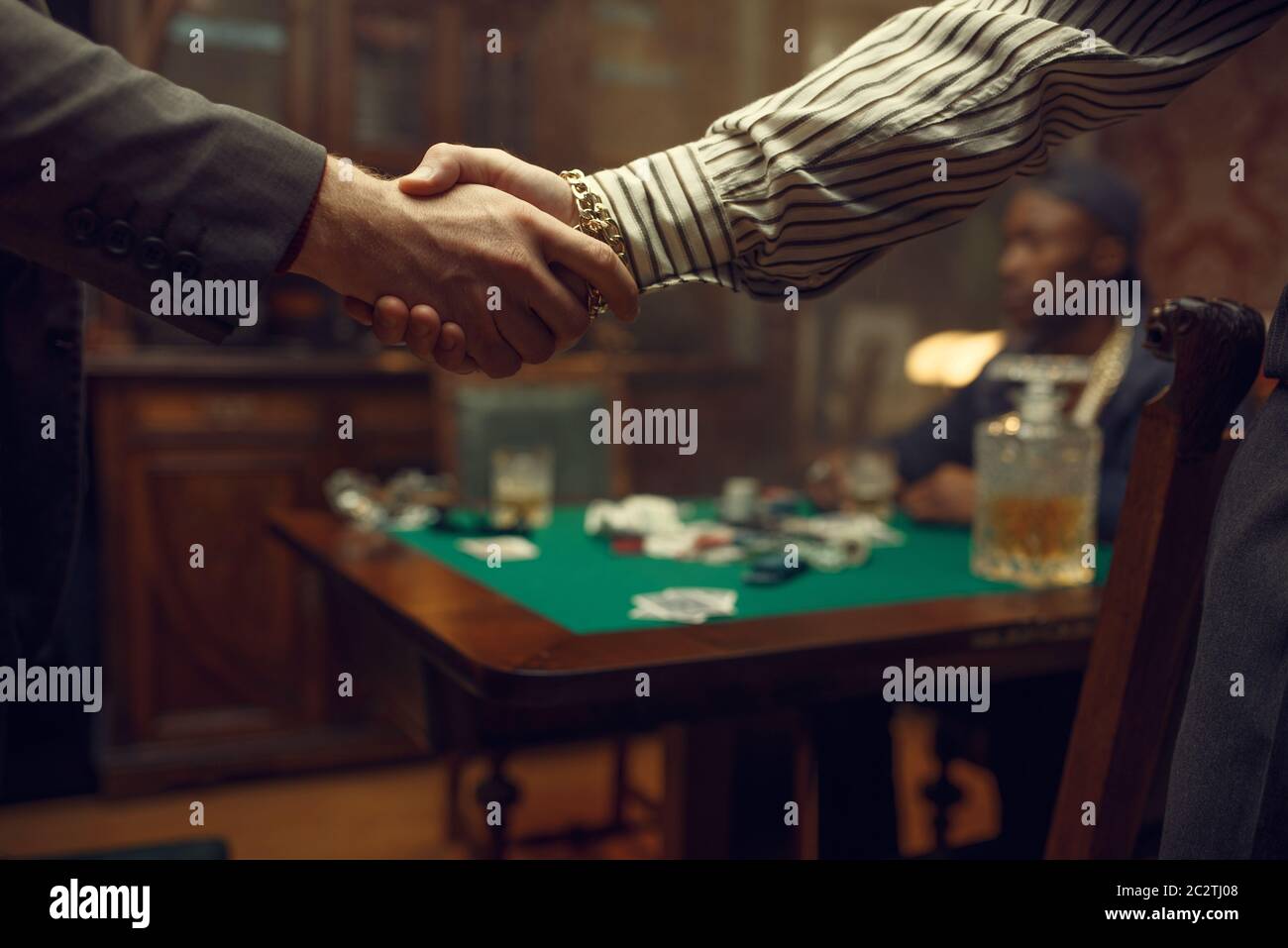 Les joueurs de poker mâles se secouent la main dans le casino. Jeux de hasard addiction, risque, maison de jeu. Hommes loisirs avec whisky et cigares Banque D'Images