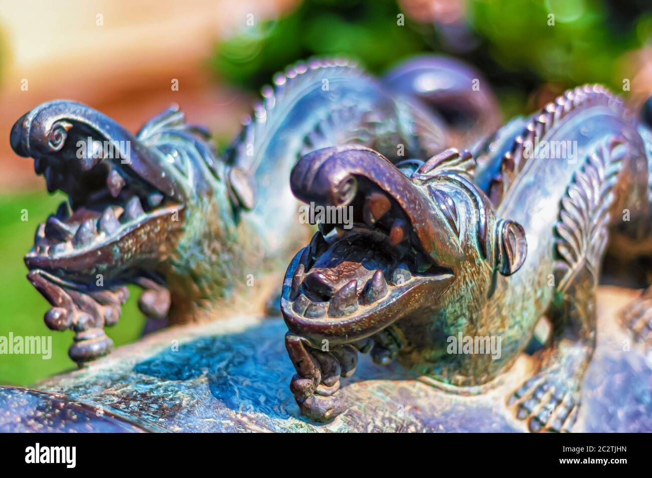 Une paire de dragons de fer forgés sur le canon d'un canon au palais Chowmahalla à Hyderabad, Telangana, Inde. Banque D'Images