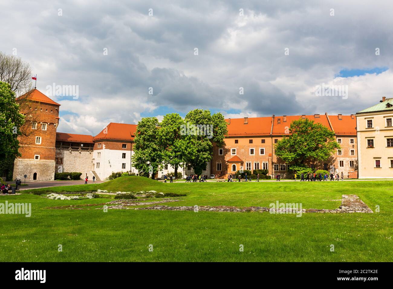Pelouse dans le château de Wawel, vue panoramique, Cracovie, Pologne. Ville européenne avec l'architecture ancienne des bâtiments, célèbre place pour voyages et tourisme Banque D'Images