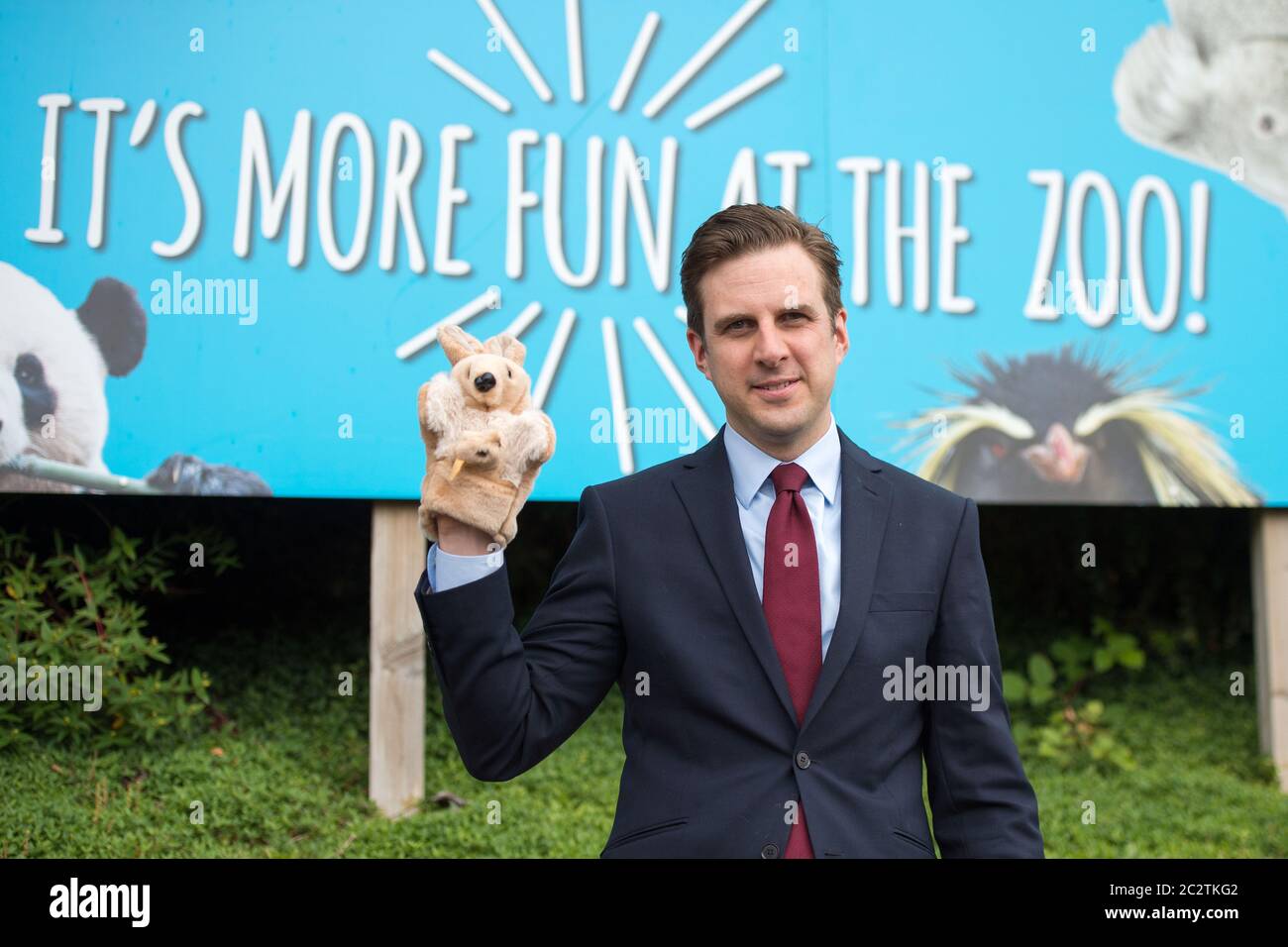 Edimbourg, Ecosse, Royaume-Uni. , . Photo : Daniel Johnson MSP du Scottish Labour Party a vu faire campagne sur les marches du zoo avec des affiches et des marionnettes animales pour la réouverture en toute sécurité du zoo d'Édimbourg dans le cadre de la phase 2 de l'assouplissement des restrictions de verrouillage. Crédit : Colin Fisher/Alay Live News Banque D'Images