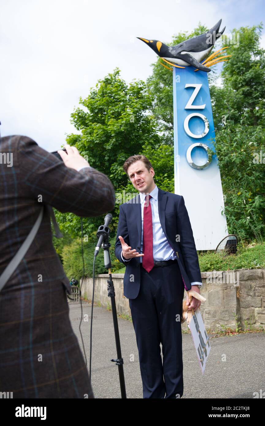 Edimbourg, Ecosse, Royaume-Uni. , . Photo : Daniel Johnson MSP du Scottish Labour Party a vu faire campagne sur les marches du zoo avec des affiches et des marionnettes animales pour la réouverture en toute sécurité du zoo d'Édimbourg dans le cadre de la phase 2 de l'assouplissement des restrictions de verrouillage. Crédit : Colin Fisher/Alay Live News Banque D'Images