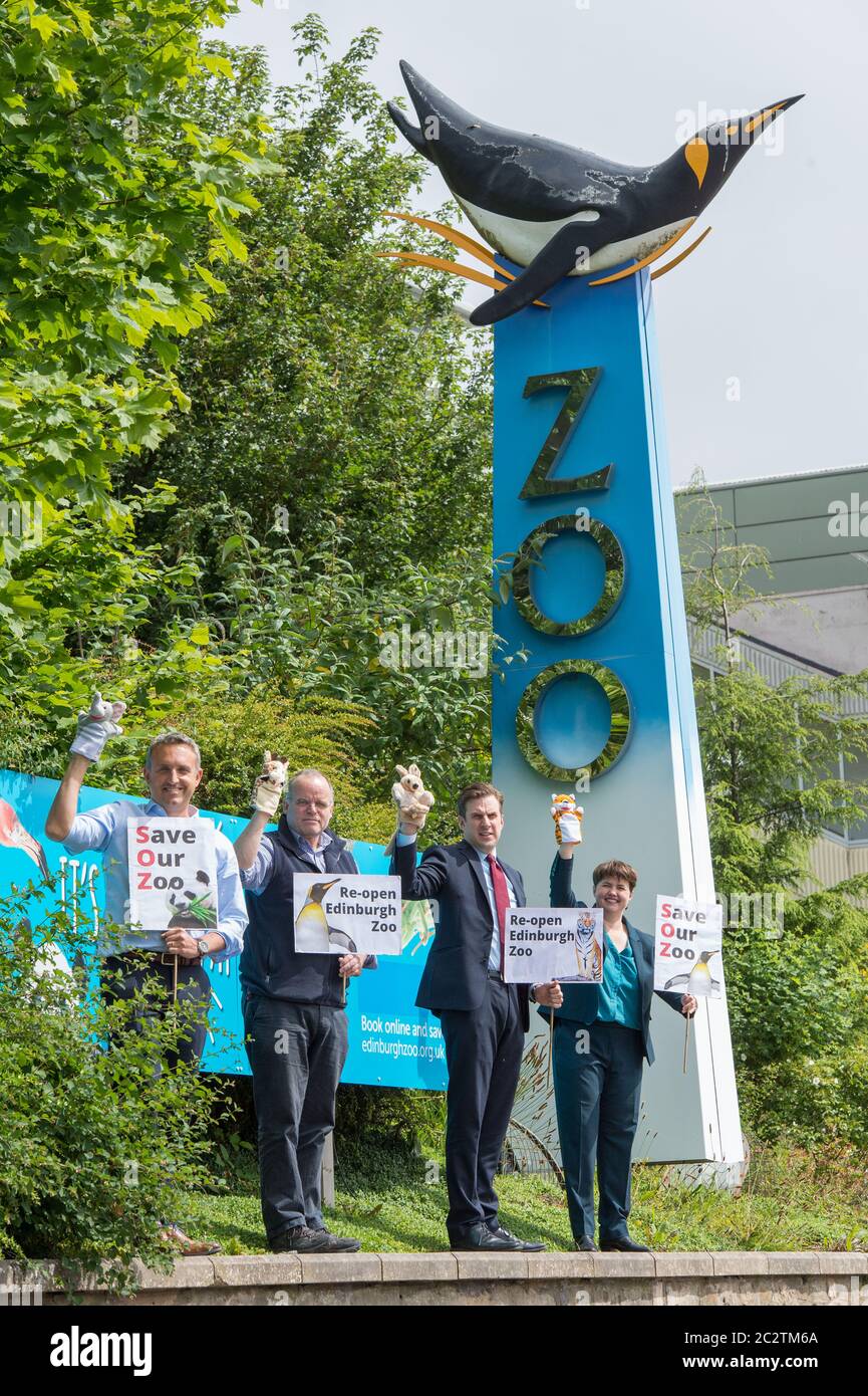 Edimbourg, Ecosse, Royaume-Uni. , . Photo : (gauche-droite) les MSP d'Édimbourg : Alex Cole-Hamilton, Andy Wightman, Daniel Johnson et Ruth Davidson ont vu faire campagne sur les pas du zoo avec des affiches et des marionnettes animales pour la réouverture en toute sécurité du zoo d'Édimbourg dans le cadre de la phase 2 de l'assouplissement des restrictions de confinement. Crédit : Colin Fisher/Alay Live News Banque D'Images