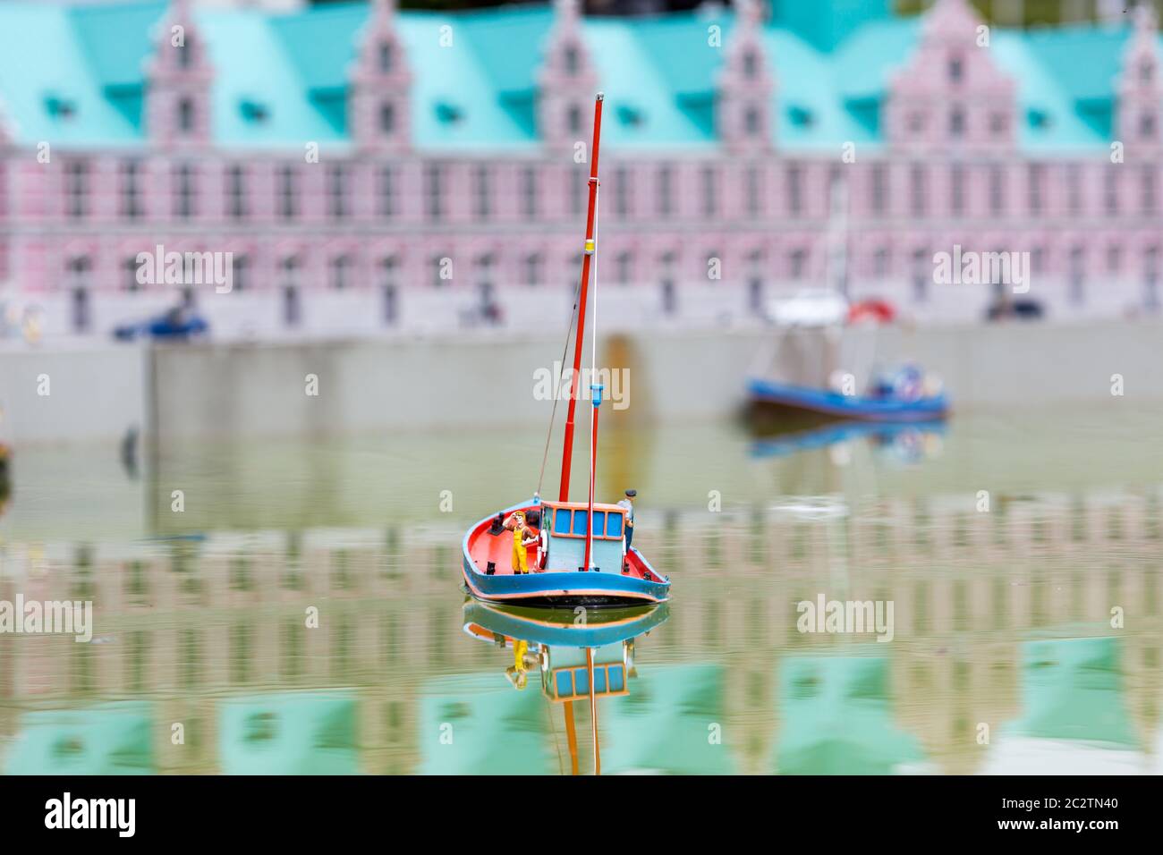 Bateau de sauvetage, secouriste et chien, scène miniature en extérieur, europe. Mini chiffres avec un délocalisation élevé des objets, diorama de façon réaliste Banque D'Images