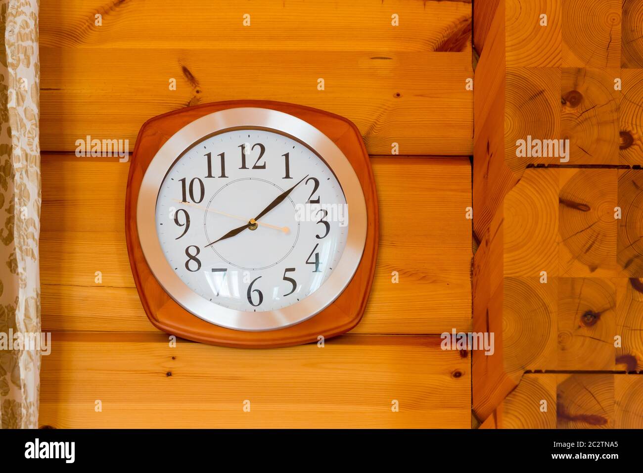 Horloge en bois suspendue sur le mur en bois close up Banque D'Images