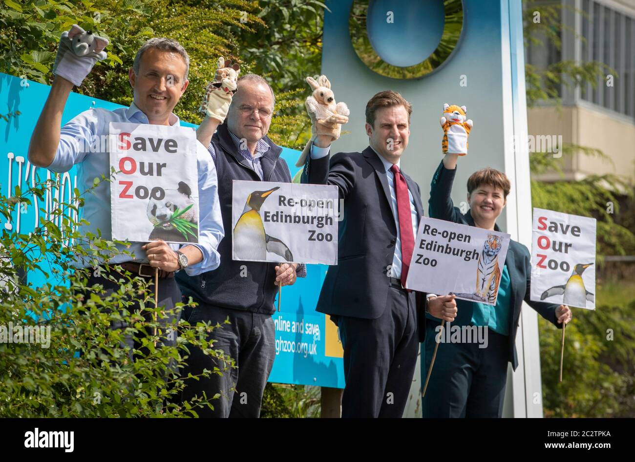 Les MSP d'Édimbourg (de gauche à droite) Alex Cole-Hamilton, Andy Wightman, Daniel Johnson et Ruth Davidson font campagne en dehors du zoo d'Édimbourg pour sa réouverture en toute sécurité dans le cadre de la phase 2 de l'assouplissement des restrictions de verrouillage. Banque D'Images