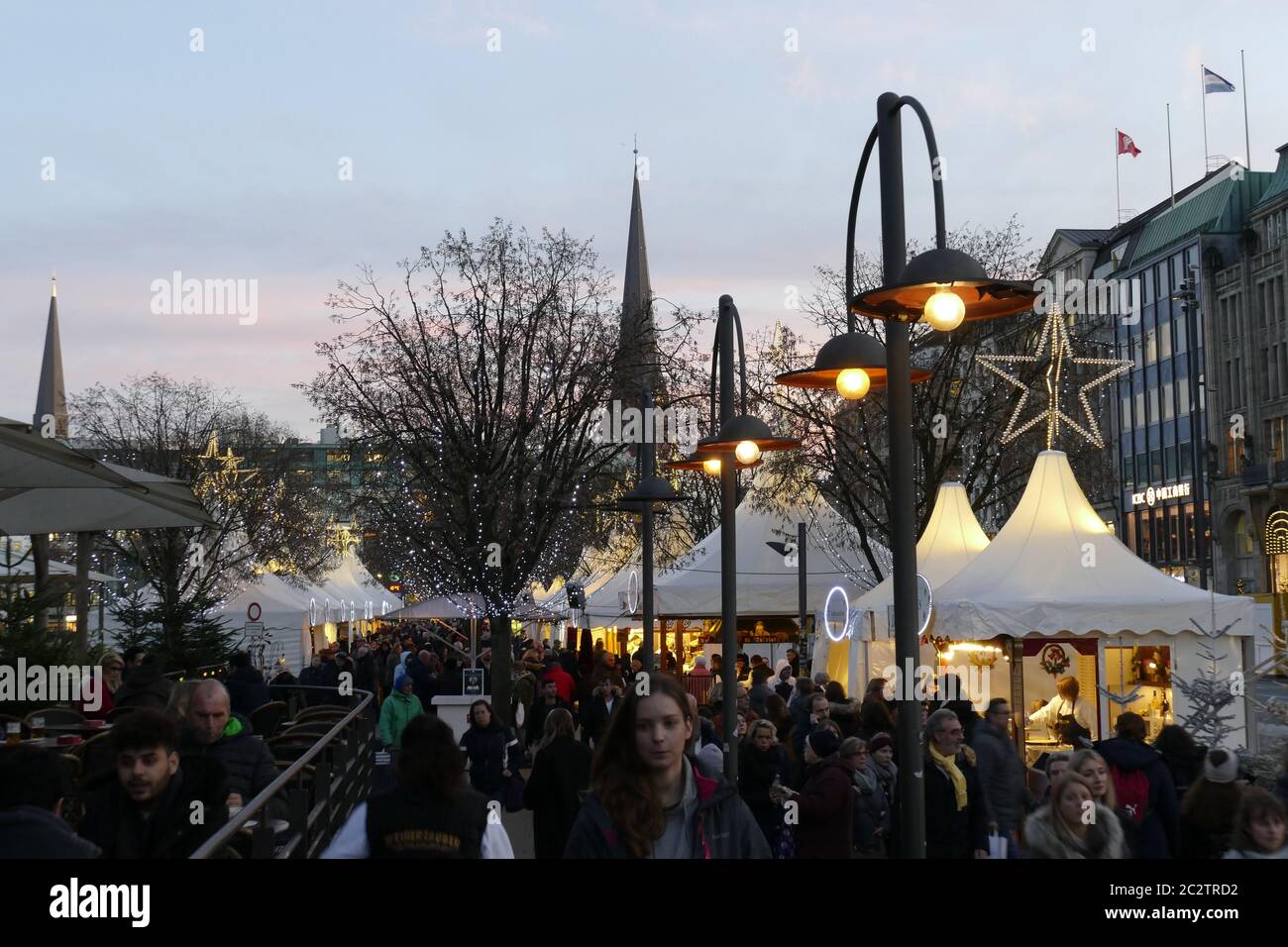 Marché de Noël à Hambourg sur Jungfernstieg au crépuscule, Hambourg, Allemagne, Europe Banque D'Images