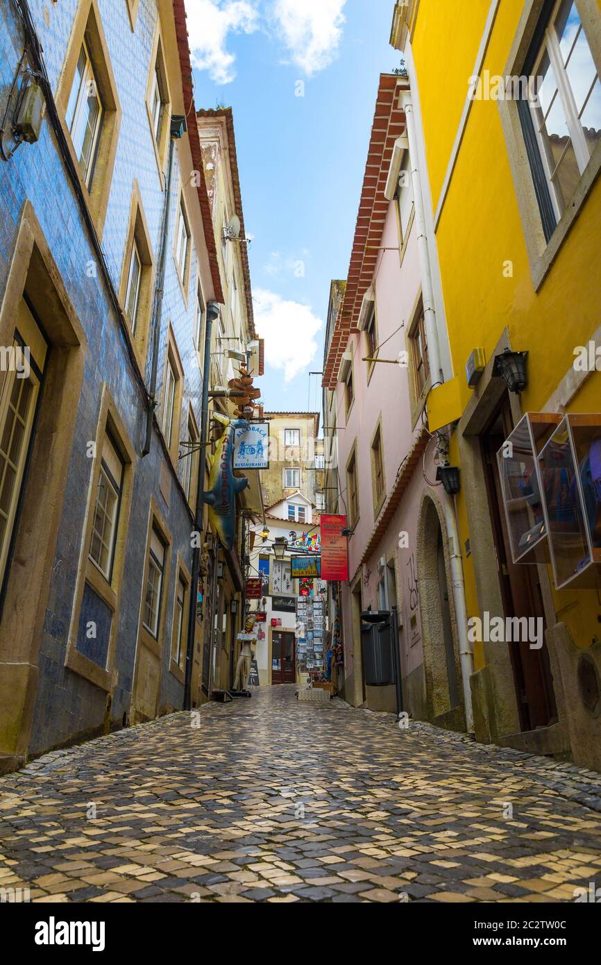 Sintra, Grand Lisbonne, Portugal. Belle rue typique avec des bâtiments et des maisons colorés. Patrimoine mondial de l'UNESCO. Ville historique Banque D'Images