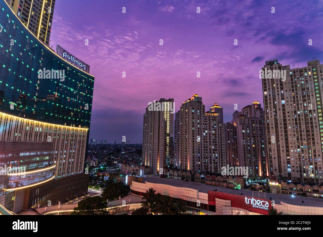 Profitez des splendides sites de Jakarta, Central Park. Vous pouvez l'apprécier la nuit avec votre ami ou vos proches Banque D'Images