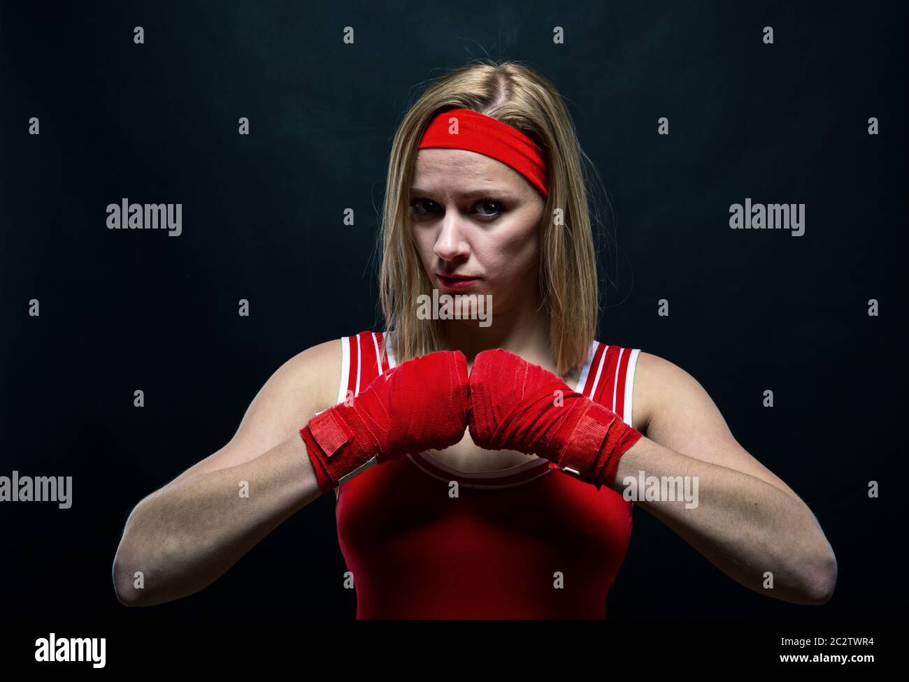 Boxer en rouge et bandages de boxe sportswear la formation. Sport de combat Banque D'Images