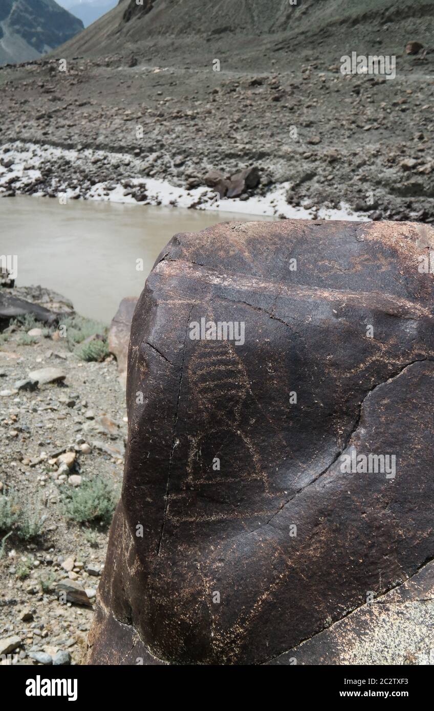 Pétroglyphes sur la rive de l'Indus, Gilgit-Baltistan Pakistan Banque D'Images
